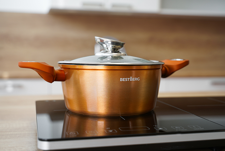 Hrnec z 15dílné sady nádobí zlatý